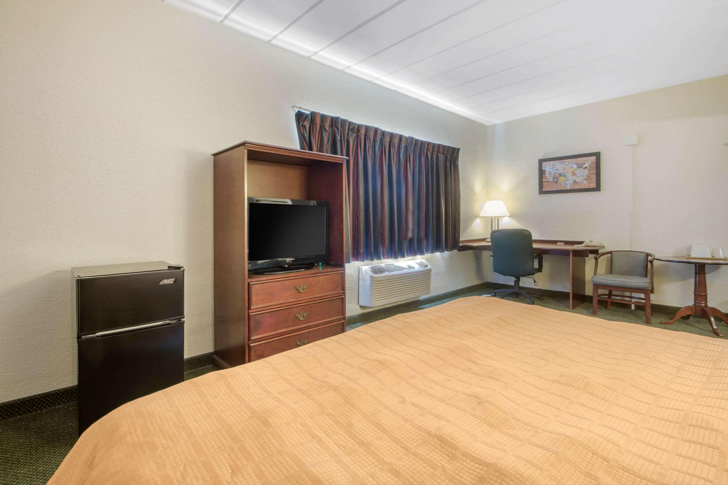 Econo Lodge Wisconsin Rapids Exterior photo
